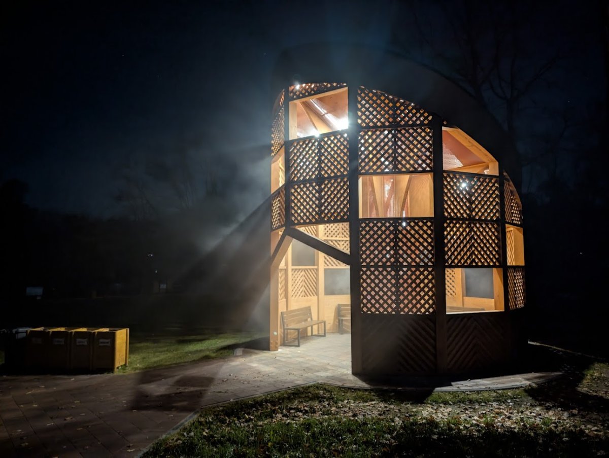 <picture>   <source      srcset="realizacja-teznia-soniczna-hotel-spa.webp"      type="image/webp">   <source      srcset="realizacja-teznia-soniczna-hotel-spa.jpg"      type="image/jpeg">   <img      src="realizacja-teznia-soniczna-hotel-spa.jpg"     alt="Tężnia soniczna – realizacja w hotelu SPA, inhalacje solankowe"     title="Tężnia soniczna – nowoczesna realizacja dla hotelu SPA"     loading="lazy"     width="1200"     height="800"> </picture>